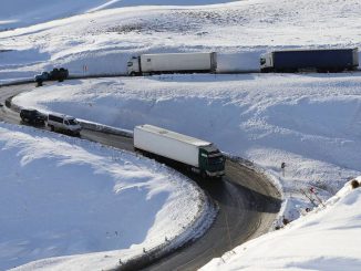 Снегопад в Гудаури и движение транспорта