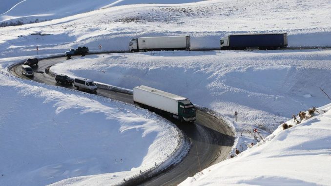 Снегопад в Гудаури и движение транспорта Снегопад в Гудаури и движение транспорта