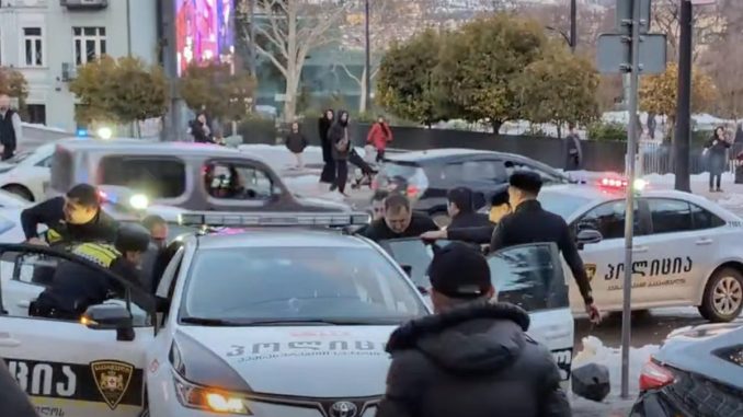 полиция у клиники в Тбилиси 1 полиция у клиники в Тбилиси