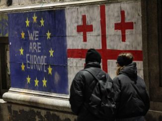 Флаги ЕС и Грузии на фоне парламента