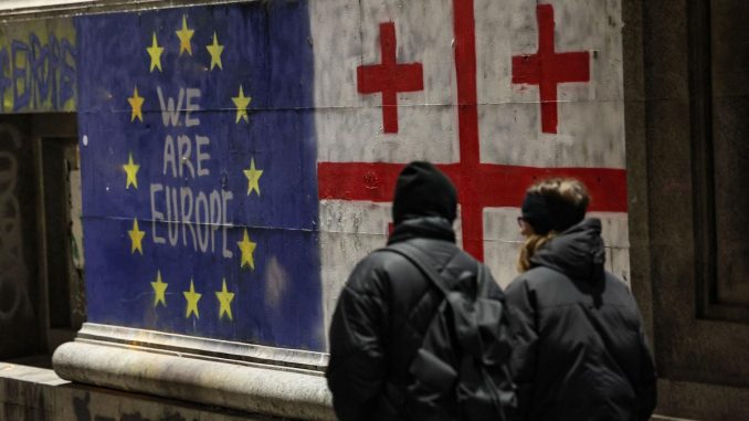Флаги ЕС и Грузии на фоне парламента