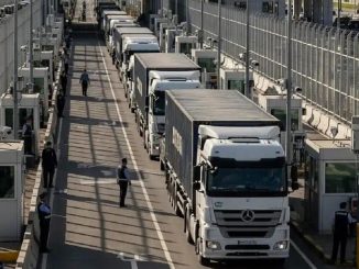 Грузовые фуры на трассе в Грузии транзит