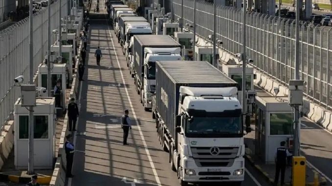 Грузовые фуры на трассе в Грузии транзит