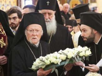 Местоблюститель патриаршего престола, митрополит Сенакский и Чхороцкуйский Шио (слева), Вселенский патриарх Варфоломей I (в центре) у могилы Католикоса-Патриарха Илии II.