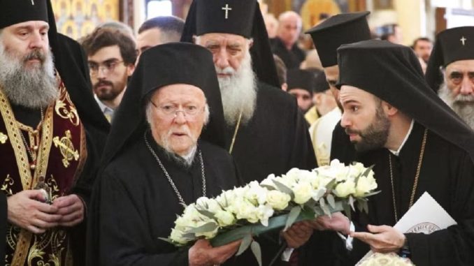 Местоблюститель патриаршего престола, митрополит Сенакский и Чхороцкуйский Шио (слева), Вселенский патриарх Варфоломей I (в центре) у могилы Католикоса-Патриарха Илии II. Местоблюститель патриаршего престола, митрополит Сенакский и Чхороцкуйский Шио (слева), Вселенский патриарх Варфоломей I (в центре) у могилы Католикоса-Патриарха Илии II.