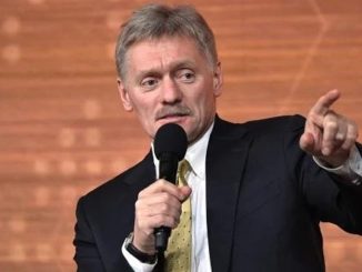 Дмитрий Песков во время брифинга