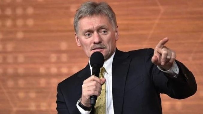 Дмитрий Песков во время брифинга
