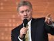 Дмитрий Песков во время брифинга
